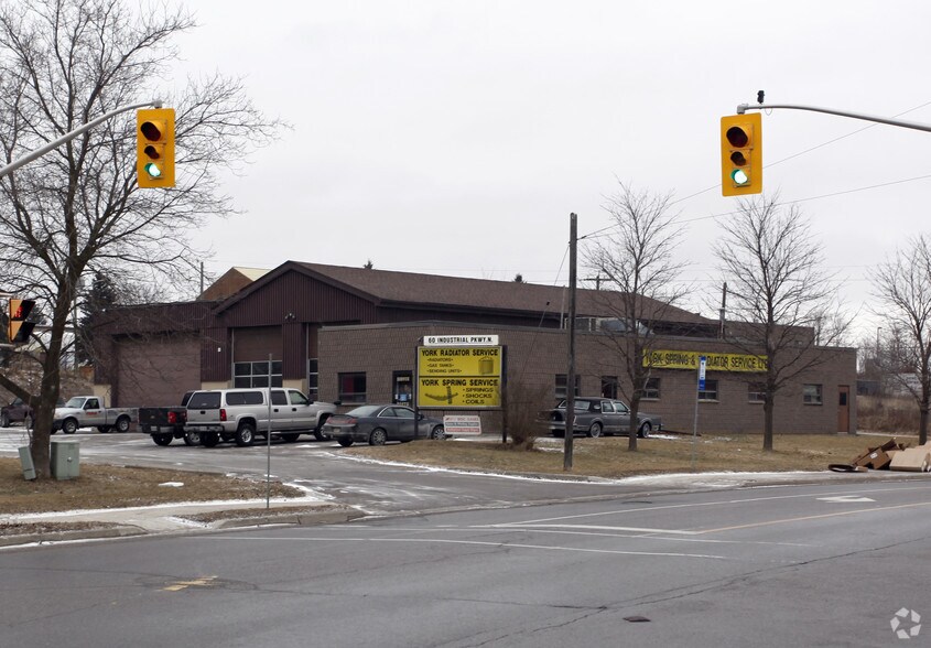 60 Industrial Pky N, Aurora, ON à vendre - Photo de l’immeuble – Image 2 sur 8