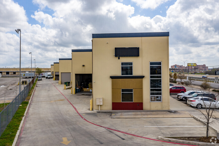 4400-4420 N Interstate 35, San Antonio, TX à louer - Photo de l’immeuble – Image 3 sur 5