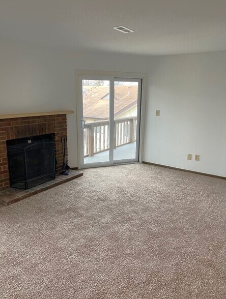 7499 Hazelcrest Dr, Hazelwood, MO à vendre - Photo intérieure – Image 2 sur 27