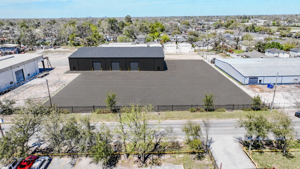 135 Berry Road, Houston, TX à louer - Photo de l’immeuble – Image 1 sur 1