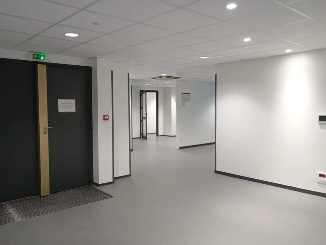 Plus de détails pour 16 Rue De La Grenouillère, Bourg-en-Bresse - Bureau à vendre