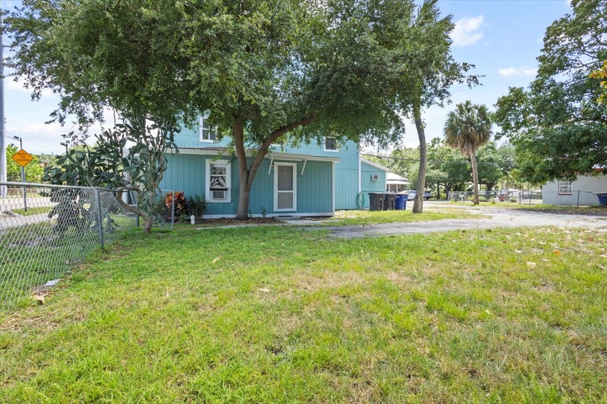 700 Boston Ave, Fort Pierce, FL à vendre - Photo de l’immeuble – Image 2 sur 8