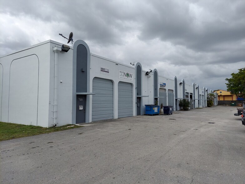 7325-7399 NW 54th St, Miami, FL à louer - Photo de l’immeuble – Image 3 sur 3