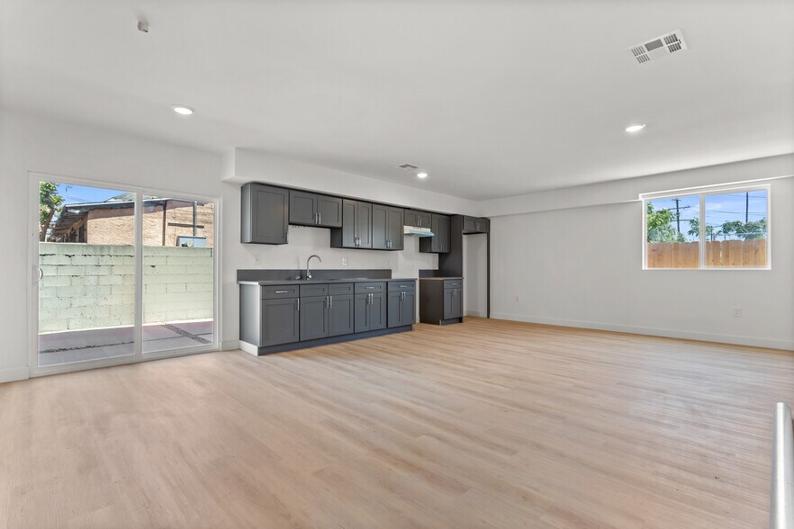 707 W 80th St, Los Angeles, CA à vendre - Photo de l’immeuble – Image 2 sur 45