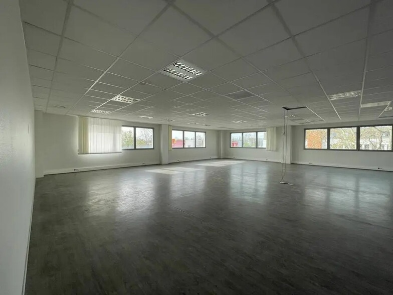 Local d’activités dans Saint-Priest à louer - Photo intérieure – Image 3 sur 39