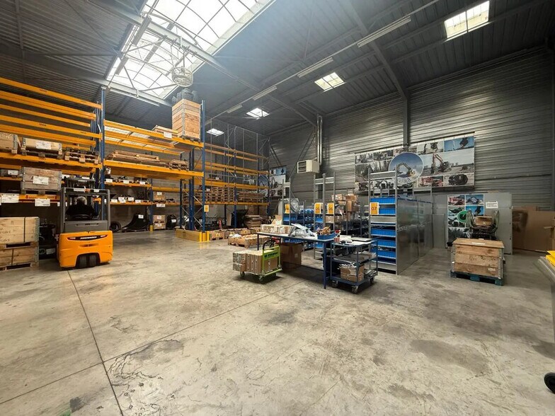 Local d’activités dans Chilly-Mazarin à louer - Photo de l’immeuble – Image 3 sur 8