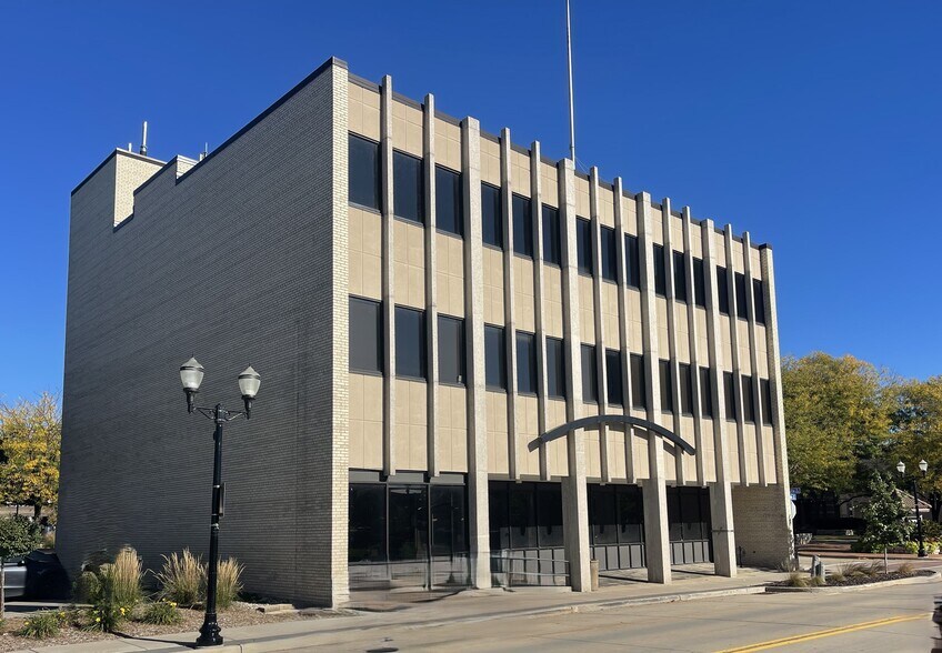 140 Main St, Menasha, WI à vendre - Photo de l’immeuble – Image 3 sur 7