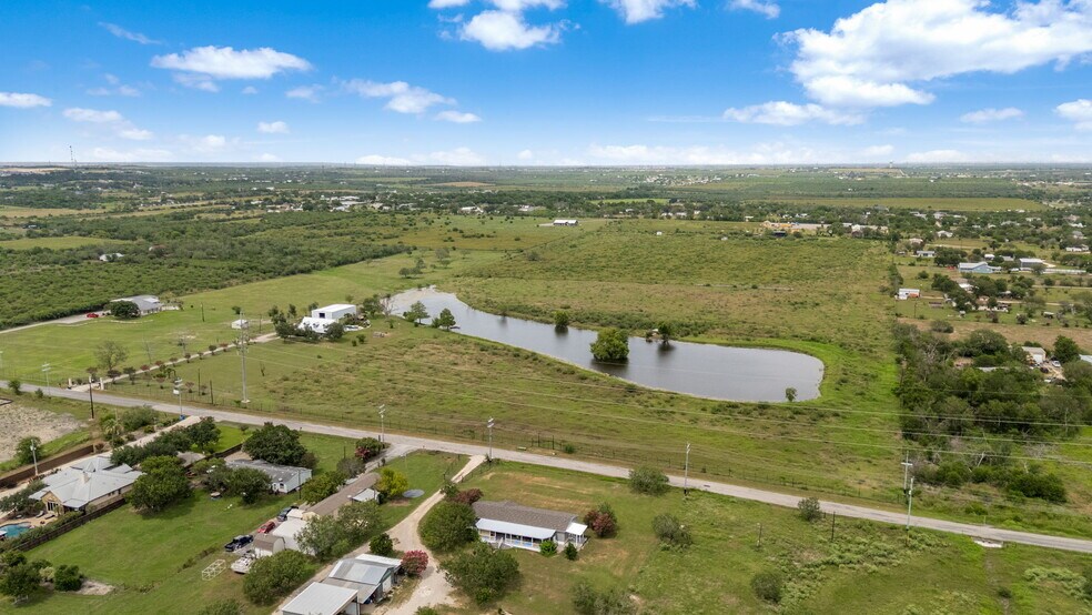 210 Tolle Rd, Cibolo, TX à vendre - Photo de l’immeuble – Image 2 sur 61
