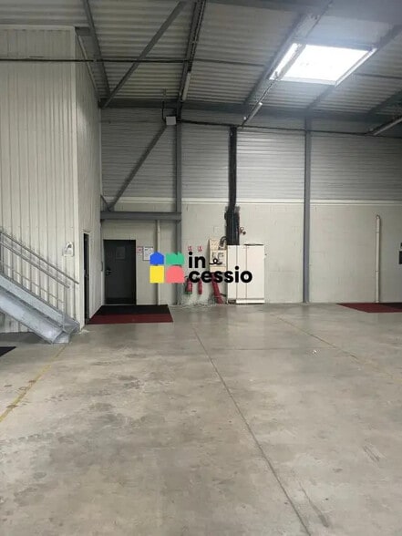 Local d'activités dans Connerré à vendre - Photo de l’immeuble – Image 3 sur 11