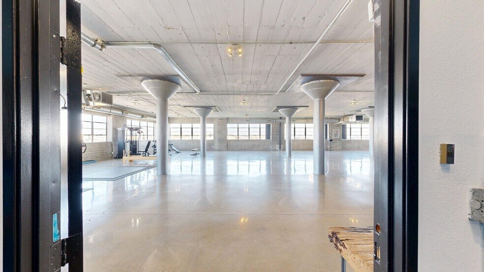 530 E 8th St, Los Angeles, CA à louer - Photo de l’immeuble – Image 3 sur 22