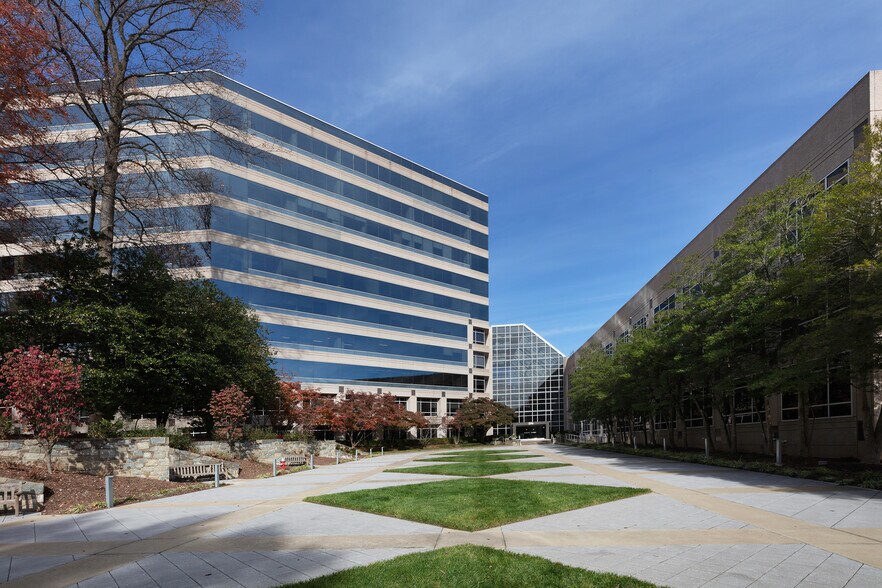 3190 Fairview Park Dr, Falls Church, VA à louer - Photo de l’immeuble – Image 2 sur 15