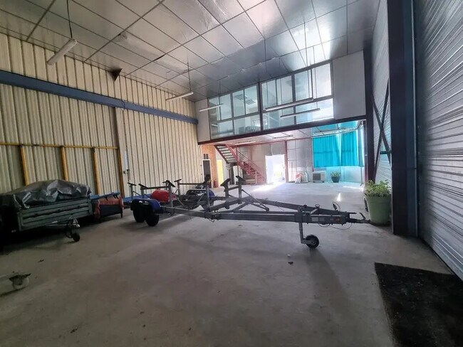 Plus de détails pour Local d'activités à louer