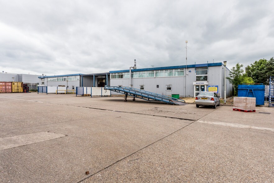 304a-304b Pywell Rd, Corby à vendre - Photo principale – Image 1 sur 14