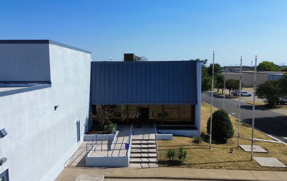 5050 Rondo Dr, Fort Worth, TX à vendre - Photo de l’immeuble – Image 2 sur 9