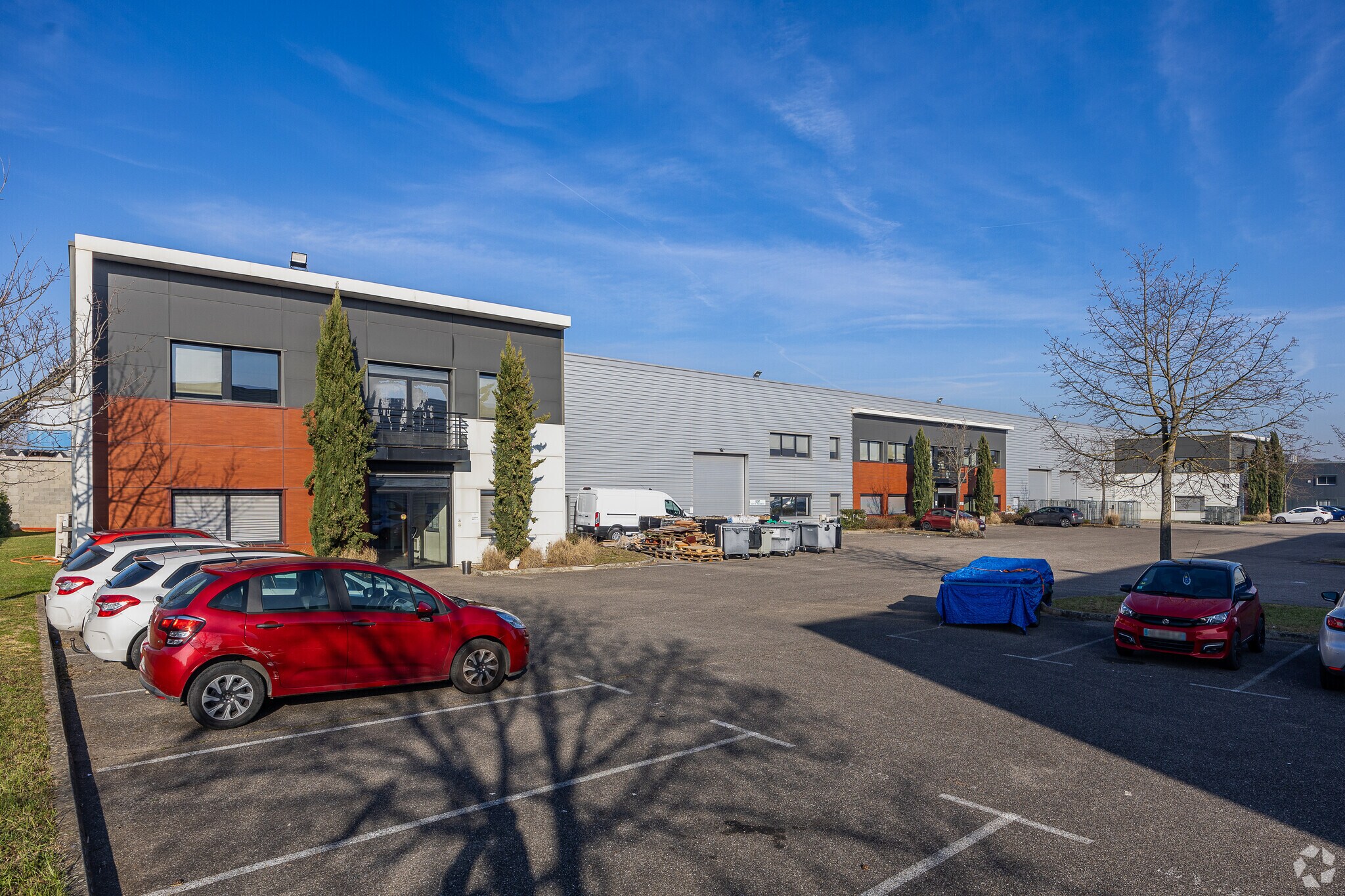 Local d’activités dans Décines-Charpieu à louer Photo de l’immeuble– Image 1 sur 6