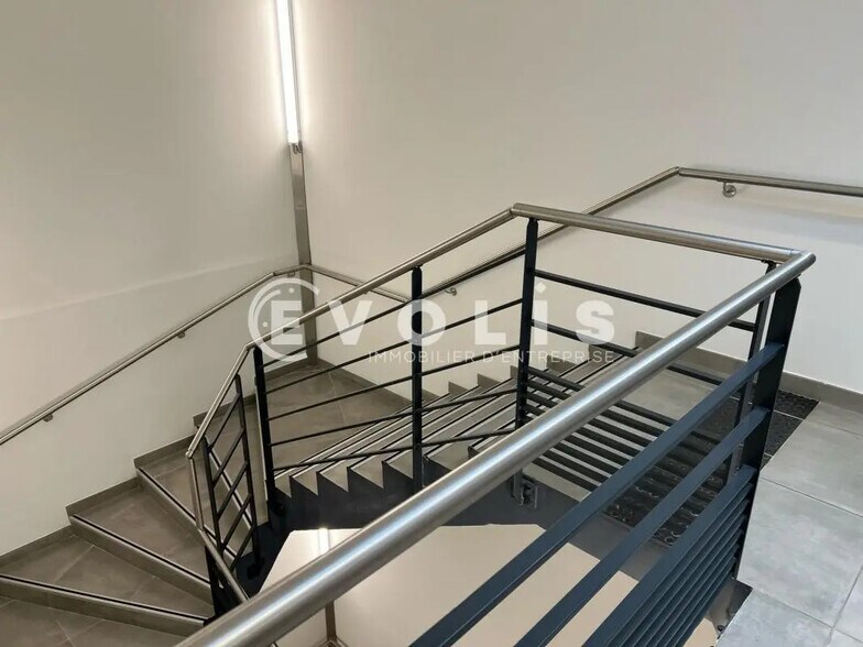 Bureau dans Vaulx-Milieu à louer - Photo de l’immeuble – Image 3 sur 12