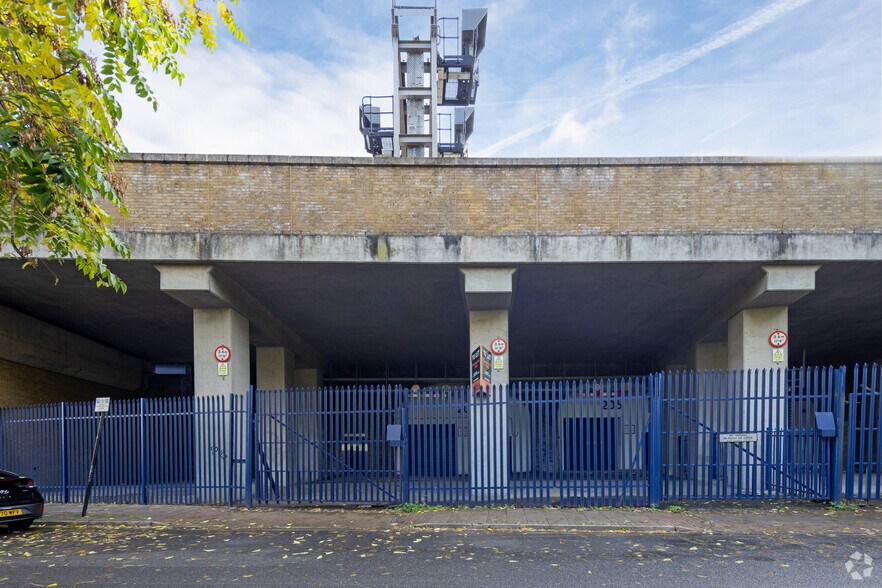 203-204A Virgil St, Londres à louer - Photo de l’immeuble – Image 2 sur 2