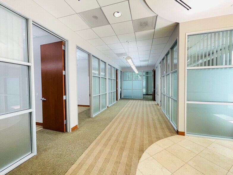 9070 Irvine Center Dr, Irvine, CA à louer - Photo de l’immeuble – Image 3 sur 6