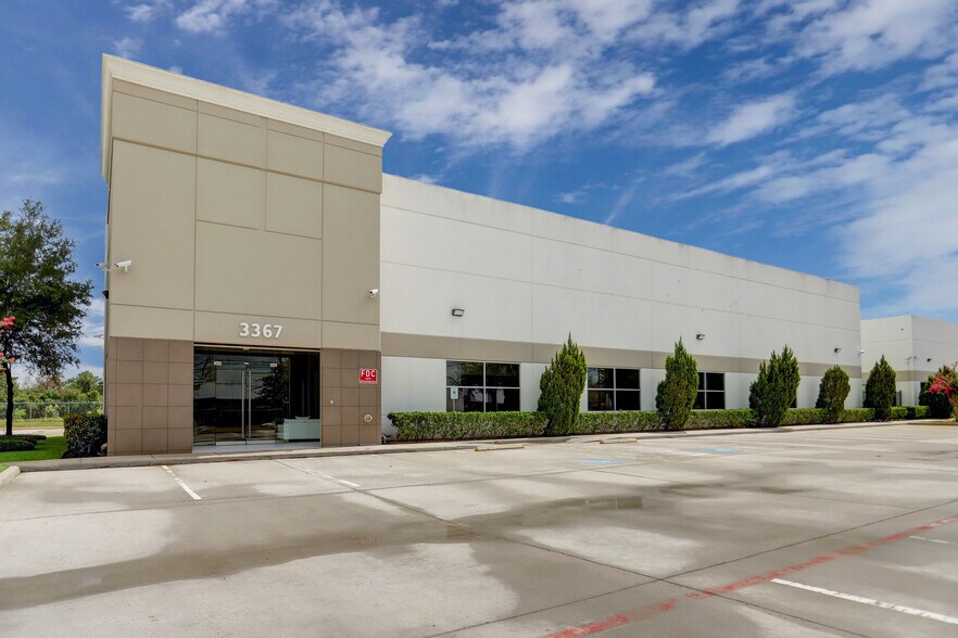3367 N Sam Houston Pky W, Houston, TX à louer - Photo de l’immeuble – Image 3 sur 21