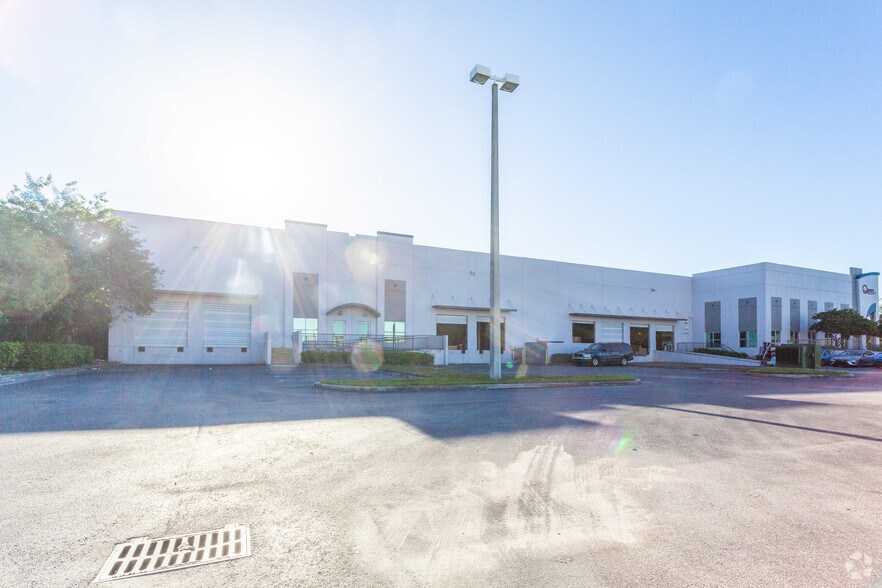 11200 NW 138th St, Medley, FL à louer - Photo de l’immeuble – Image 3 sur 25