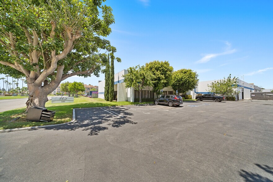 3701 W Carriage Dr, Santa Ana, CA à louer - Photo de l’immeuble – Image 2 sur 5