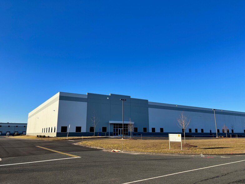 110 Tradeport Dr, Windsor, CT à louer - Photo de l’immeuble – Image 1 sur 9