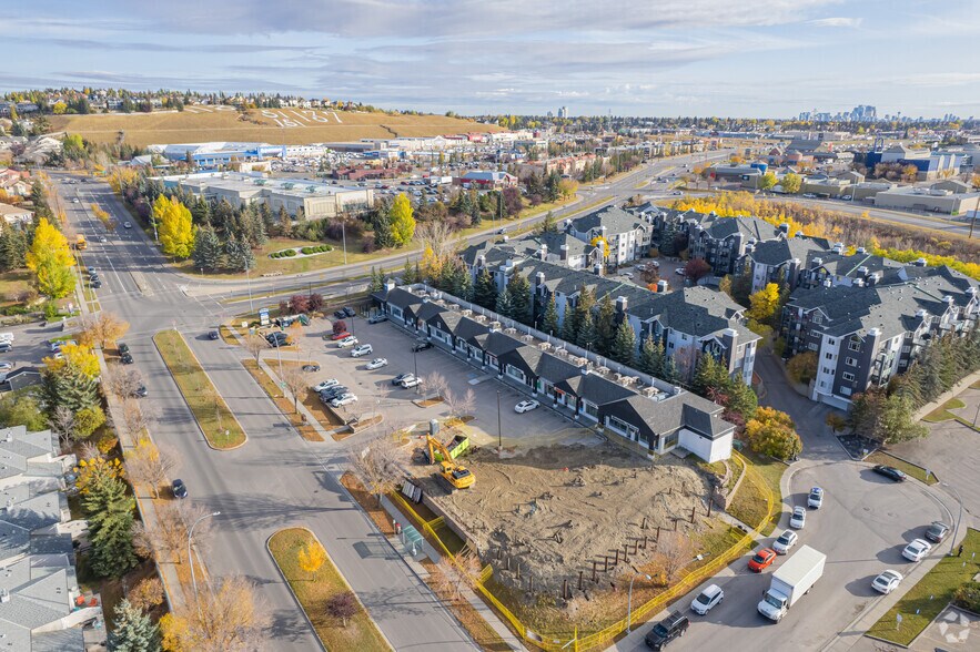 7337 Sierra Morena Blvd SW, Calgary, AB à louer - Aérien – Image 3 sur 12
