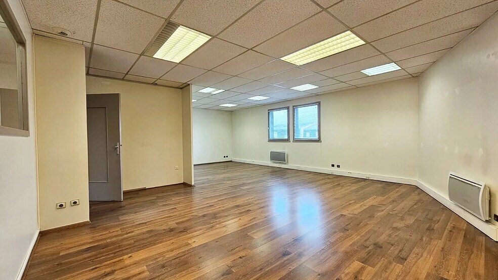 Bureau dans Pontault-Combault à louer - Photo intérieure – Image 2 sur 12