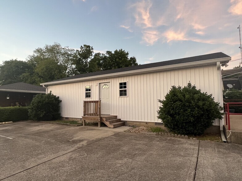 113 N Vine St, Ashland City, TN à louer - Photo principale – Image 1 sur 2
