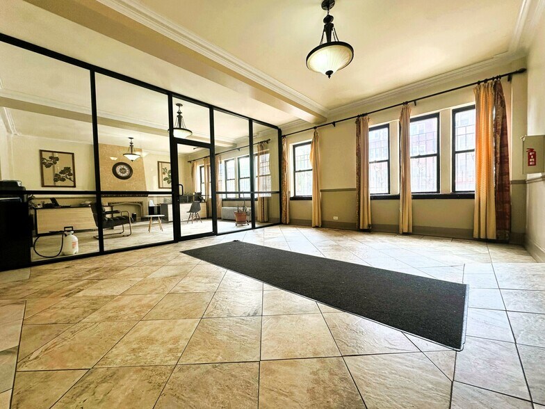 6731 S Jeffery Blvd, Chicago, IL à vendre - Photo de l’immeuble – Image 2 sur 5