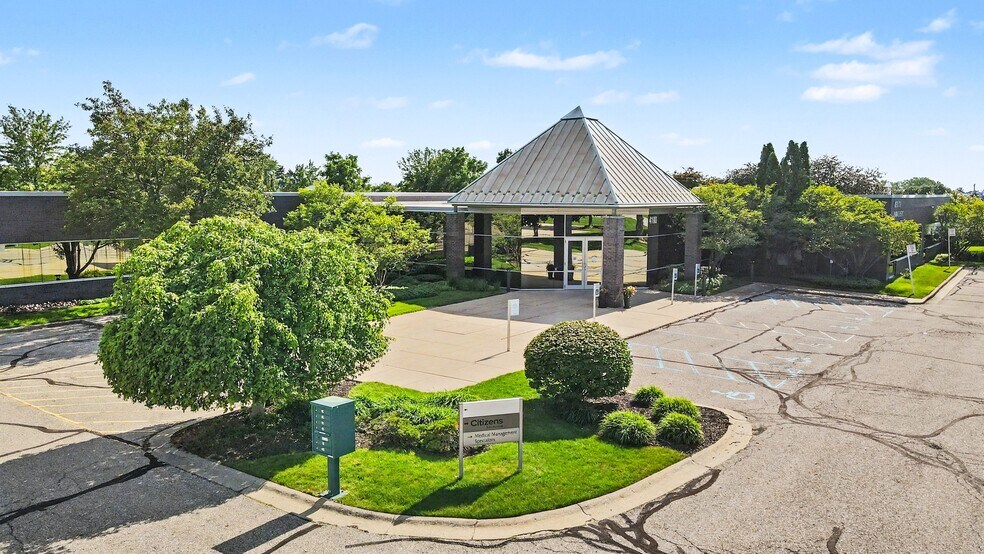4100 Embassy Dr SE, Grand Rapids, MI à louer - Photo de l’immeuble – Image 2 sur 4