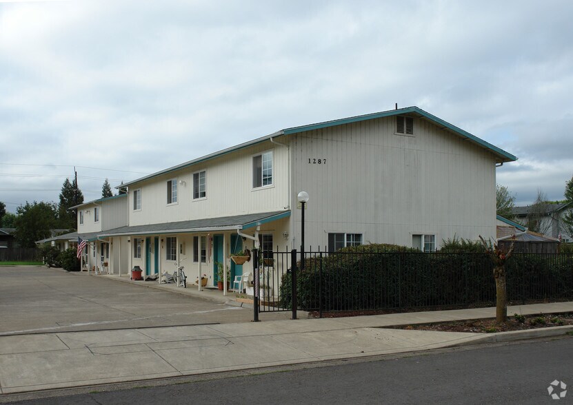 1287 R St, Springfield, OR à vendre - Photo de l’immeuble – Image 1 sur 12