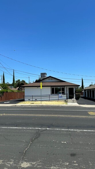 425 E Center St, Manteca, CA à louer - Photo de l’immeuble – Image 1 sur 22