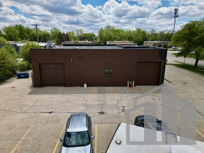 20712 Robinson St, Farmington Hills, MI à louer - Photo de l’immeuble – Image 2 sur 8