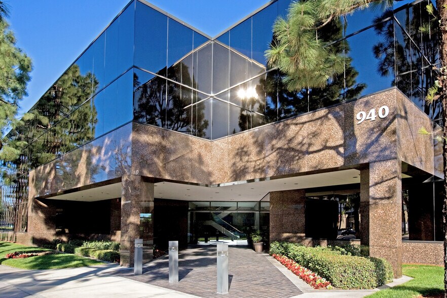 940 S Coast Dr, Costa Mesa, CA à louer - Photo de l’immeuble – Image 1 sur 16