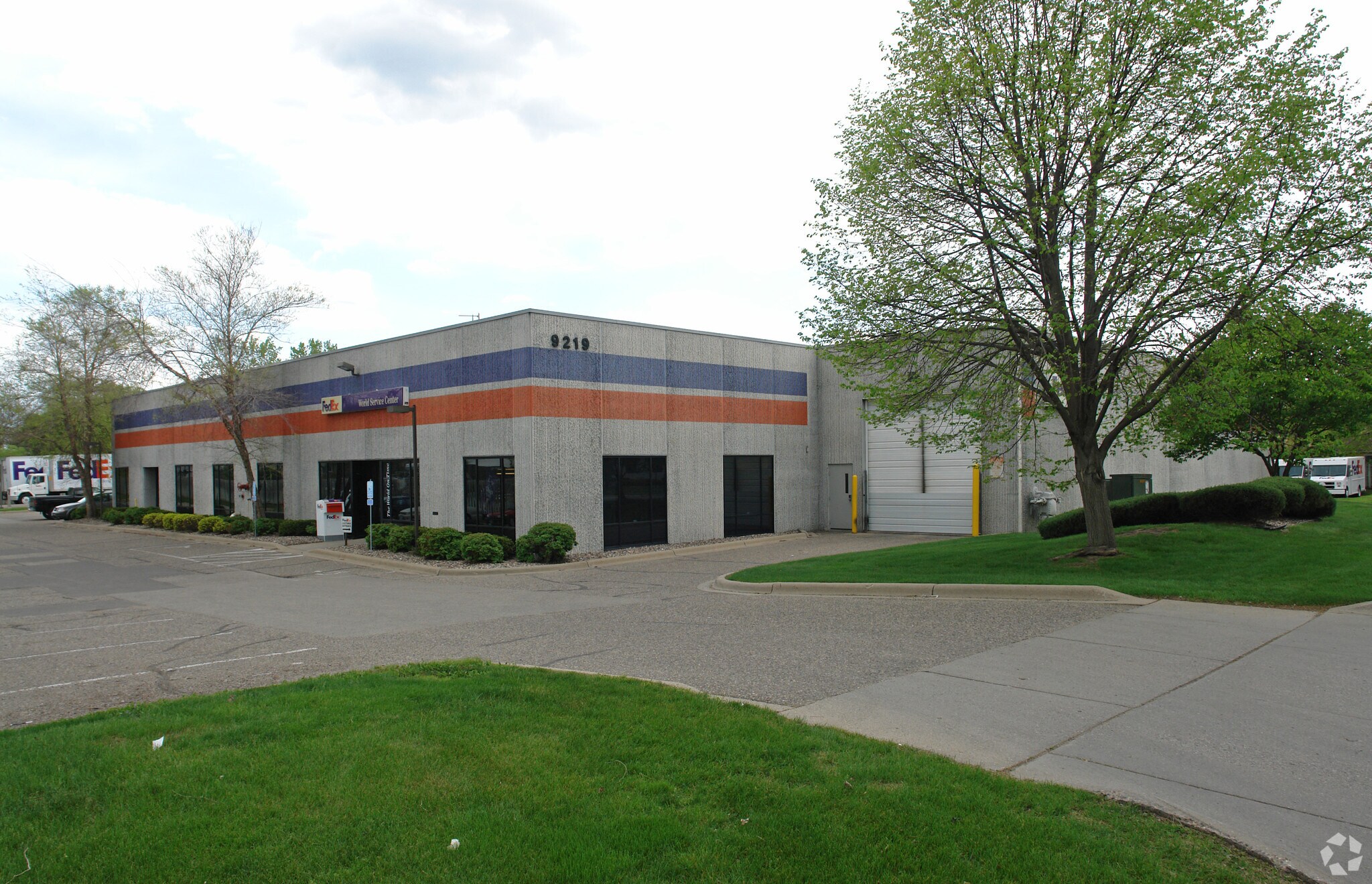 9219 Grand Ave S, Bloomington, MN à louer Photo principale– Image 1 sur 4