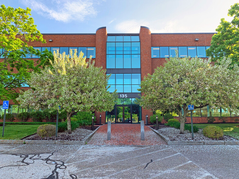 135 Commerce Way, Portsmouth, NH à louer - Photo de l’immeuble – Image 1 sur 8