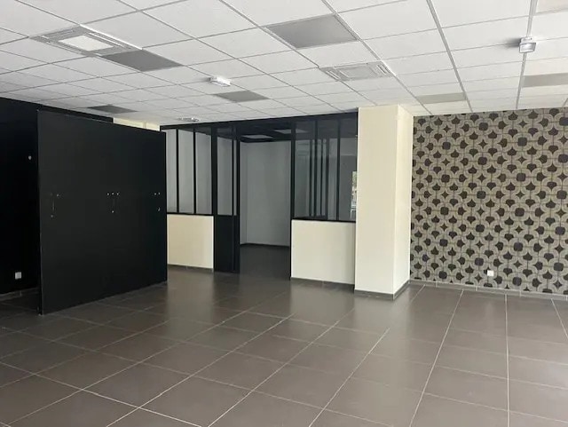 Local commercial dans Saint-Estève à vendre - Photo de l’immeuble – Image 3 sur 5