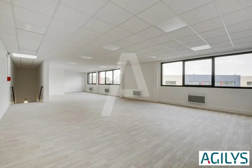 Local d’activités dans à louer - Photo de l’immeuble – Image 1 sur 7