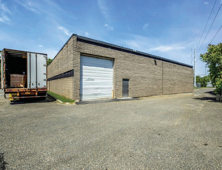 130 Hoffman Ln, Islandia, NY à vendre - Photo de l’immeuble – Image 2 sur 14