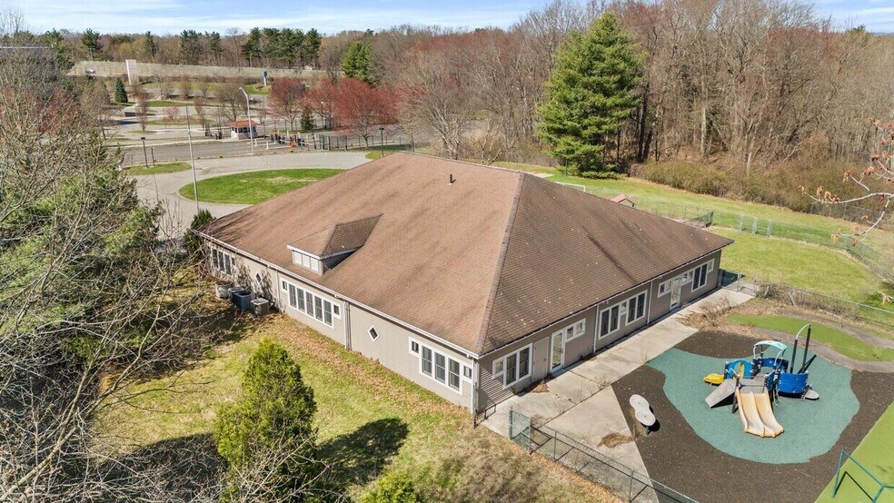 100 Bright Meadow Blvd, Enfield, CT à louer - Photo de l’immeuble – Image 2 sur 5