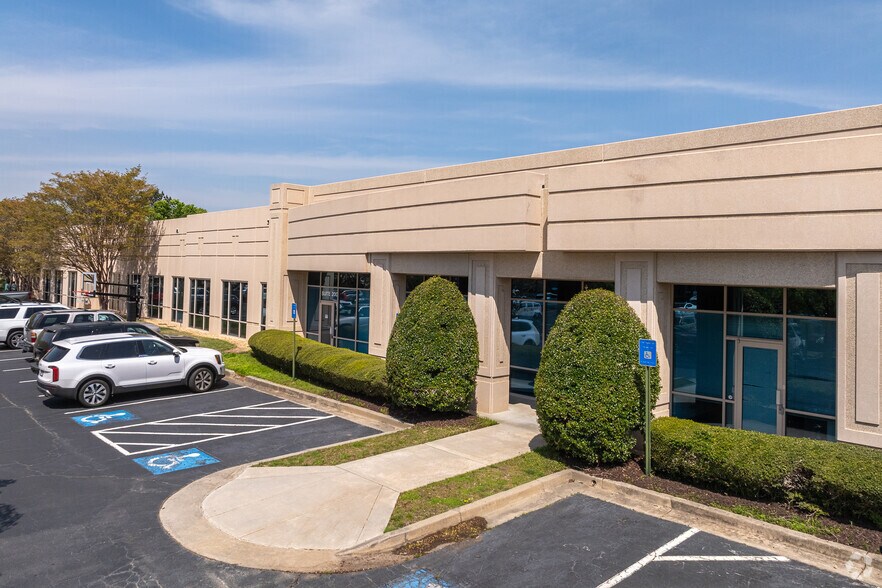 2435 Commerce Ave, Duluth, GA à louer - Photo principale – Image 2 sur 25