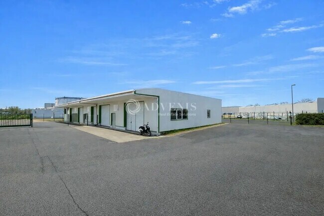 Plus de détails pour Local d'activités à louer