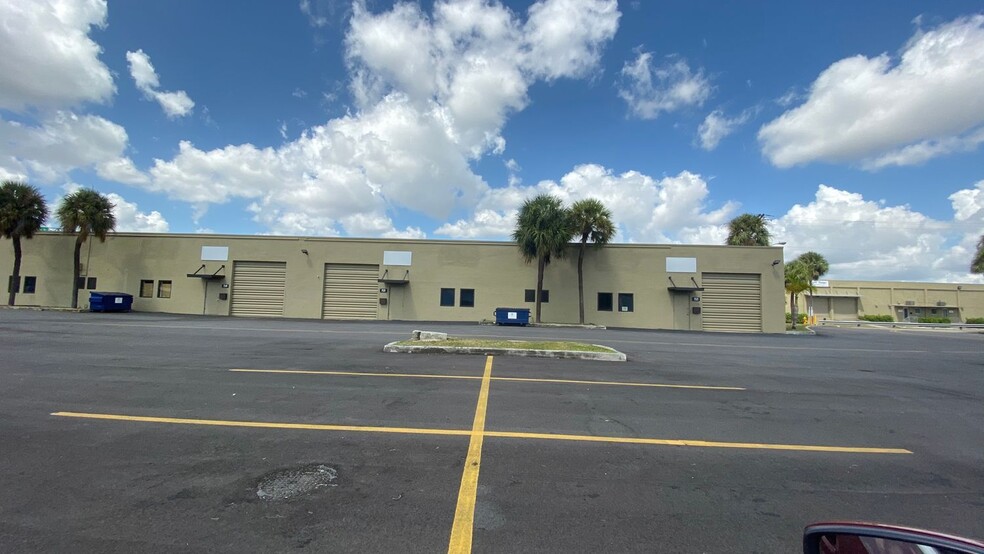 7521-7561 NW 77th Ter, Medley, FL à louer - Photo de l’immeuble – Image 3 sur 4