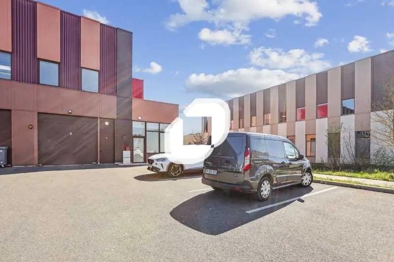 Local d’activités dans Tremblay-en-France à louer - Photo de l’immeuble – Image 1 sur 16
