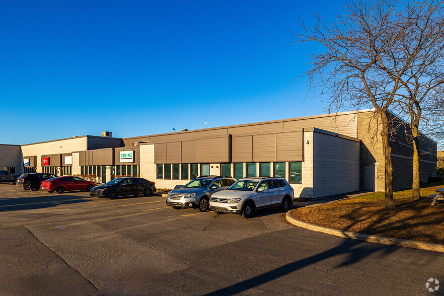 350-390 Rue Mcarthur, Saint-Laurent, QC à louer - Photo principale – Image 1 sur 17