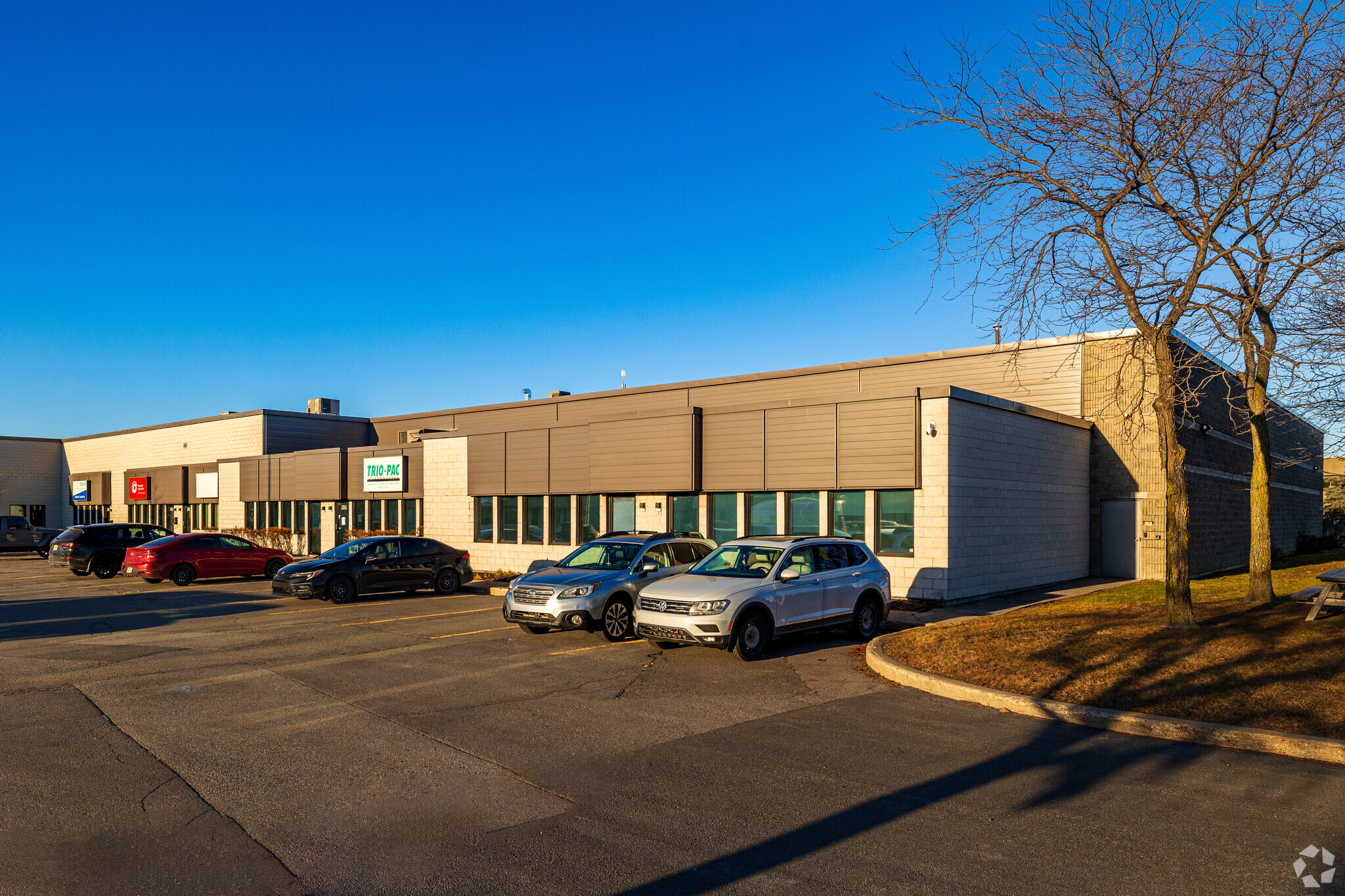 350-390 Rue Mcarthur, Saint-Laurent, QC à louer Photo principale– Image 1 sur 18