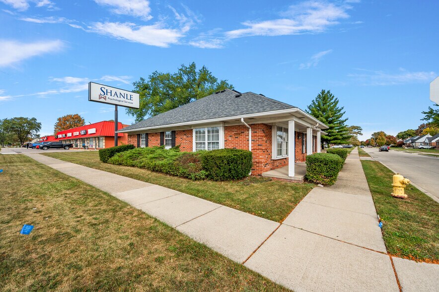 19551 E 10 Mile Rd, Roseville, MI à louer - Photo de l’immeuble – Image 3 sur 3