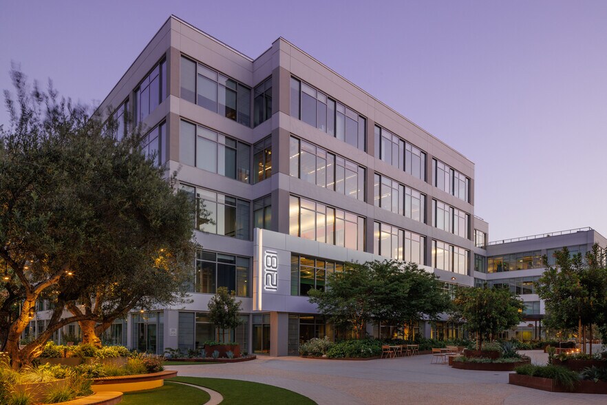 12121 Bluff Creek Dr, Playa Vista, CA à louer - Photo de l’immeuble – Image 2 sur 11