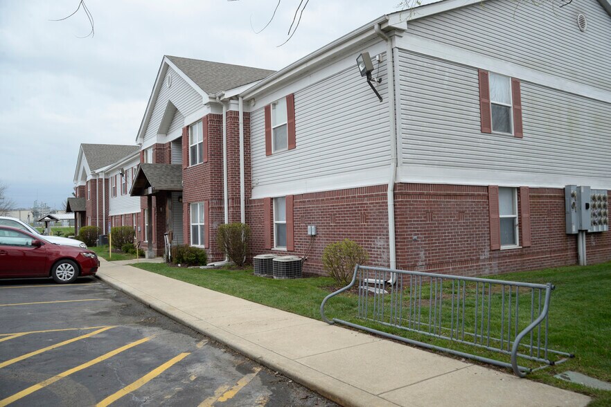 1031 Ivey Ln, Lebanon, MO à vendre - Photo de l’immeuble – Image 2 sur 17